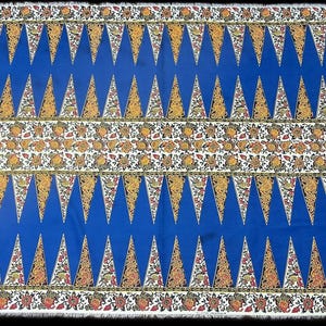 Puede incluir: Una pieza de tela rectangular con un patrón repetitivo de triángulos azules y dorados alternados. Los triángulos dorados contienen detalles florales intrincados. Una banda horizontal con un denso motivo floral cruza el centro.