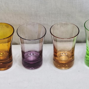 Set mit 4 Großen Schnapsgläsern: Grüne, Lila, Orange, Pinke Mini Cordials