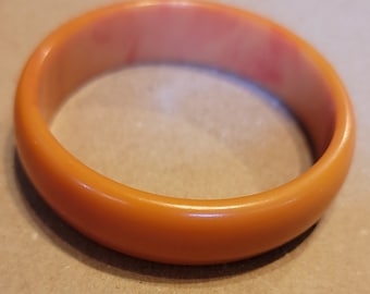 Vintage bakelieten armband, oranje pompoenkleurig, dik gemarmerd ontwerp
