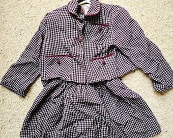 Ensemble fille 2 pièces Trudi of California vintage, veste courte et jupe plissée assortie en vichy classique bordeaux et bleu