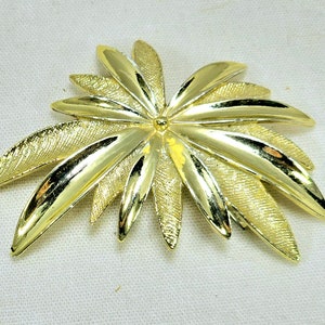 Vintage Signed Sarah Coventry 2&quot; Burst FLOWER Brooch Pin gold tone metal Jewelry