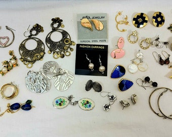 Vintage lot van 31 paar steekoorbellen in verschillende kleuren, hars, metaal, enz.