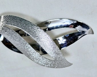 1960 Sarah Coventry Satin Flames Brosche, strukturierte und glänzende Oberfläche, große Anstecknadel mit 3D-Effekt