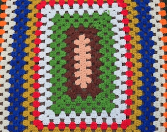 Vintage, handgefertigte afghanische Häkeldecke mit konzentrischen Reihen farbenfroher Oma-Stichmuster
