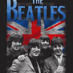 Può includere: Una fotografia in bianco e nero dei Beatles con una bandiera britannica dietro di loro. I membri della band indossano abiti e hanno i capelli acconciati in stile anni '60. Il testo "THE BEATLES" è scritto in lettere blu sopra la bandiera.