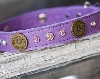 Gepersonaliseerde leren hondenhalsband met 12-gauge hagelpatroonmotief en antieke concho's.