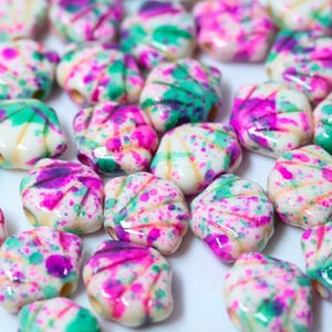 Colorful Paint Splatter Shell Shaped Beads, Abstract Color Splash Beads, Seashell Jewelry Beads, For Coastal Jewelry, Keychain & Bag Charms