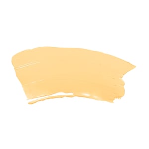 Puede incluir: Una muestra de maquillaje de base beige claro, aplicada en un trazo curvo sobre un fondo blanco. La textura parece suave y cremosa, con pinceladas visibles.