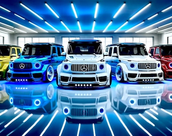 Puede incluir: Una fila de SUV personalizados en varios colores, incluyendo blanco, azul, amarillo y rojo. Cada vehículo presenta una parrilla delantera distintiva, faros circulares y una suspensión rebajada. Los vehículos están estacionados sobre una superficie reflectante bajo una iluminación azul brillante.