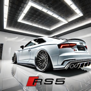 Könnte beinhalten: Ein weißer Audi RS5 Coupé mit schwarzen Felgen und einem schwarzen Heckdiffusor. Das Auto steht in einem weißen Raum mit einer schwarzen Decke.