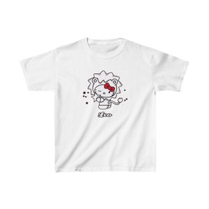 Puede incluir: Camiseta blanca con una ilustración en blanco y negro de Hello Kitty vestida de león. La ilustración incluye estrellas rojas y la palabra "Leo".