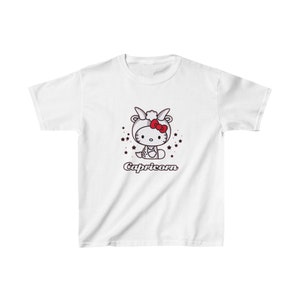 Puede incluir: Camiseta blanca con una imagen de dibujos animados de Hello Kitty vestida como un signo del zodíaco Capricornio. La imagen incluye estrellas y la palabra "Capricornio".