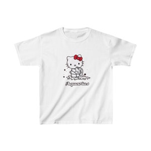 Puede incluir: Camiseta blanca con una ilustración en blanco y negro de Hello Kitty vestida como el signo astrológico Acuario. El texto "Aquarius" está impreso debajo de la ilustración.