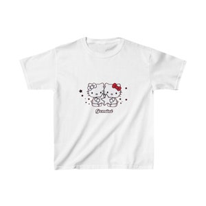 Puede incluir: Camiseta blanca con un gráfico de dos personajes de Hello Kitty sosteniendo una estrella y la palabra "Gemini" debajo.