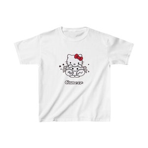 Puede incluir: Camiseta blanca con una ilustración en blanco y negro de Hello Kitty sentada sobre un cangrejo. El texto "Cáncer" está impreso debajo de la ilustración.