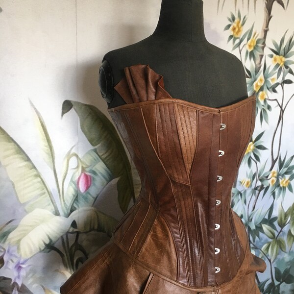 Corset cuir 1900  avec sa jupette