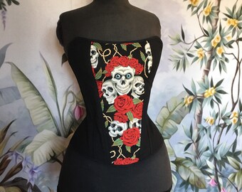 Corset victorien noir et imprimé tête de mort