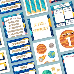 Op de afbeelding: Een set printbare klasdecoratie met een ruimtethema. De set bevat een wekelijkse nieuwsbrief, dagelijkse herinneringen, een tafelnummer, dagen van de week, maanden van het jaar en een motiverende poster met de tekst "Ik ben... SLIM". De afbeeldingen tonen planeten, sterren en kometen.