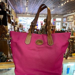 Bolso de mano Dooney and Bourke, bolso de compras de nailon rosa intenso, NUEVO A ESTRENAR con ETIQUETAS