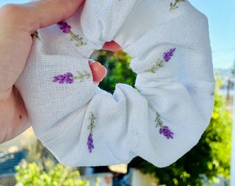 Elastico per capelli in cotone ricamato a mano / Accessorio per capelli unico, regalo per il suo compleanno o per un addio al nubilato.