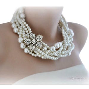 Beige Perlenkette: Strass Blumen Brosche, geflochtener Hochzeitsschmuck