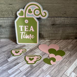 Conjunto de chá artesanal com enfeites de scrapbook em papel — enfeites em camadas com pedaços de papel, recortes e artesanato em papel para scrapbooking