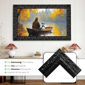 Op de afbeelding: Een ingelijst kunstwerk met een persoon en een hond in een boot op een meer, omringd door herfstbladeren. De zwarte lijst heeft een sierlijk, gedetailleerd ontwerp. De afbeelding toont ook een hoek van het frame en tekst die aangeeft dat het geschikt is voor Samsung, TCL en Hisense tv's.