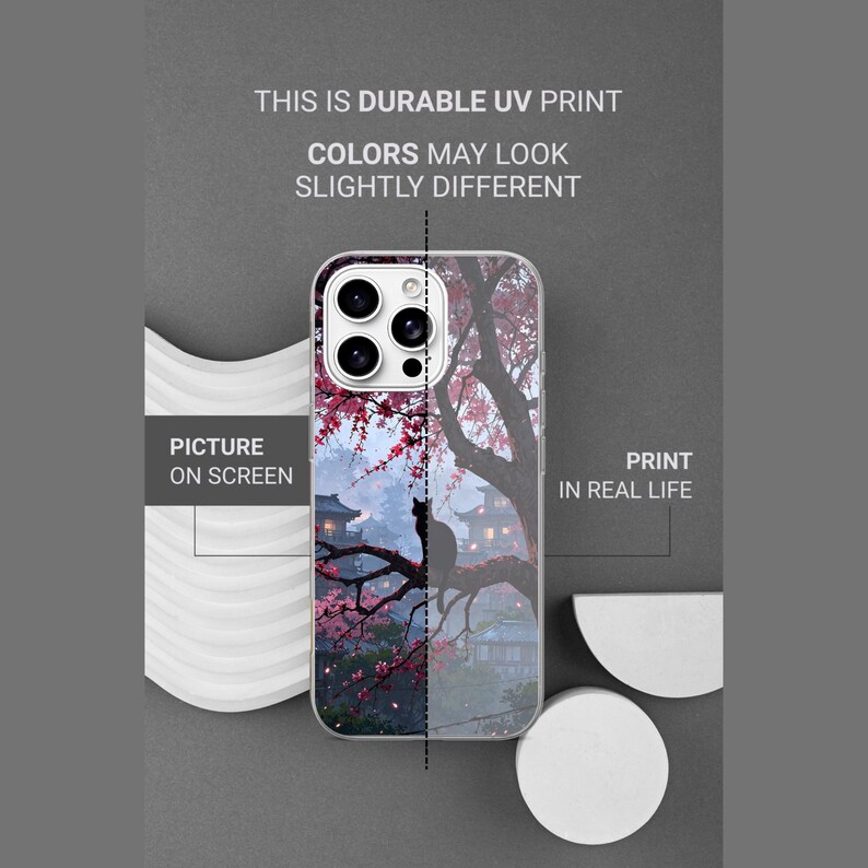 K&ouml;nnte beinhalten: Eine Smartphone-H&uuml;lle mit der Silhouette einer schwarzen Katze auf einem Ast inmitten von rosa Kirschbl&uuml;ten und traditionellen Geb&auml;uden. Text: THIS IS DURABLE UV PRINT, COLORS MAY LOOK SLIGHTLY DIFFERENT, PICTURE ON SCREEN, PRINT IN REAL LIFE.