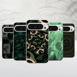 Può includere: Cinque cover per smartphone con design in verde scuro e nero. La prima mostra un collage con una farfalla e uno scheletro, la seconda un motivo a teschi, la terza una spirale di occhi, la quarta dei fantasmi e la quinta un vortice scuro.