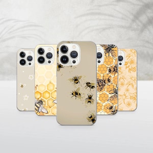 Könnte beinhalten: Fünf Handyhüllen mit Bienenmotiven. Die Hüllen zeigen Muster von Bienen, Waben und floralen Motiven in Beige, Gelb und Weiß. Die Hüllen sind in einer Reihe angeordnet und präsentieren die verschiedenen Designs. Die Hüllen sind für ein Mobiltelefon.