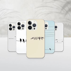Peut inclure: Une collection de cinq coques de téléphone avec un motif d'oiseaux sur un fil. Les coques sont de couleurs variées, dont blanc, crème et bleu clair. Les illustrations d'oiseaux sont noires, et l'esthétique générale est minimaliste et inspirée de la nature.