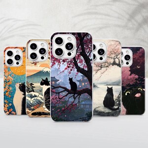 K&ouml;nnte beinhalten: F&uuml;nf Smartphone-H&uuml;llen mit k&uuml;nstlerischen Illustrationen von Katzen in verschiedenen Umgebungen, darunter eine Katze vor einem gelben Mond, eine Katze an einem Berg mit Wellen, eine Katze auf einem Kirschbl&uuml;tenbaum, eine Katze am See und ein Nahbild.