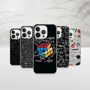Op de afbeelding: Vijf smartphonehoesjes op een rij. De hoesjes hebben verschillende ontwerpen, waaronder zwarte achtergronden met witte wiskundige formules, een centraal hoesje met een kleurrijke Rubik's cube-afbeelding en een lichtgrijs hoesje met iconen.