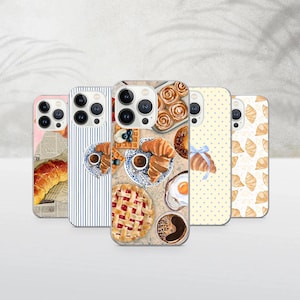 Może przedstawiać: Pięć etui na telefon z motywami śniadaniowymi. Etui przedstawiają ilustracje rogalików, gofrów, kawy i wypieków. Jedno etui ma tło z nadrukiem gazety, a inne paski, kropki i wzory rogalików.
