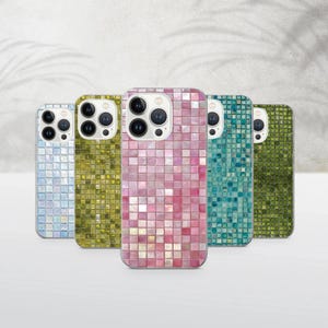 Pode incluir: Cinco capas de smartphone dispostas em fila, cada uma apresentando uma grade de pequenos azulejos quadrados iridescentes em várias cores, incluindo azul claro, verde-amarelado, rosa, cerceta e verde escuro, com um recorte para câmera tripla.
