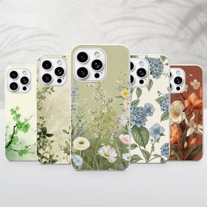 Op de afbeelding: Vijf smartphonehoesjes op een rij, elk met een uniek bloemen- of botanisch ontwerp. De hoesjes tonen diverse patronen, waaronder groene bladeren, wilde bloemen op een saliegroene achtergrond, blauwe hortensiabloesems en oranje lelies.