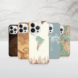 Può includere: Una collezione di cinque custodie per telefoni con disegni di mappe del mondo. Le custodie presentano vari schemi di colori, tra cui mappe vintage, una custodia azzurra con una mappa del mondo e una custodia con un paesaggio urbano.