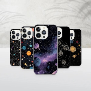 Könnte beinhalten: Eine Sammlung von fünf Handyhüllen mit Weltraum-Designs. Die Hüllen zeigen Illustrationen von Planeten, Sternen, Galaxien und Himmelskörpern in verschiedenen Farben auf schwarzem Hintergrund. Die Hüllen bestehen aus glänzendem Material.