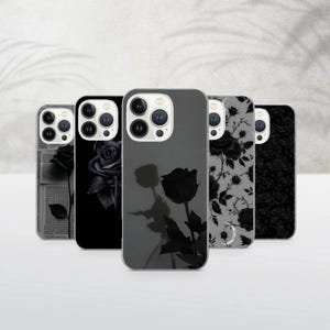 Könnte beinhalten: Eine Sammlung von fünf Handyhüllen mit verschiedenen Schwarz-Weiß-Rosen-Designs. Die Hüllen zeigen verschiedene Rosenmuster, darunter eine Schattenrose, eine Rose auf einem Zeitungsdruck und ein Rosenmuster auf weißem Hintergrund.