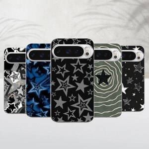 Peut inclure: Cinq coques de smartphone aux motifs distincts : un imprimé étoiles noir et blanc, un motif étoiles bleu, une coque noire avec des étoiles blanches, une coque vert sauge avec une étoile centrale et des lignes ondulées, et une coque noire à étoiles esquissées.