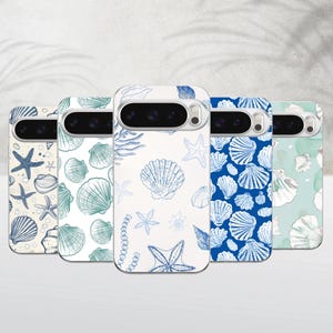 Puede incluir: Cinco fundas para smartphone dispuestas en fila, cada una con un patrón único de ilustraciones de conchas, estrellas de mar y corales en azul y blanco. Las fundas muestran varios colores de fondo, incluyendo crema, blanco y azul claro, con recortes.