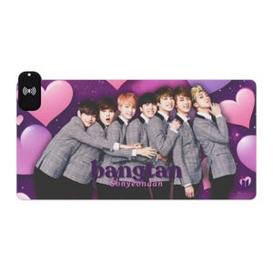 Puede incluir: Un ratón de ordenador morado y rosa con un grupo de siete hombres que llevan trajes grises a cuadros. Los hombres sonríen y posan para una foto. El texto "bangtan Sonyeondan" está impreso en el ratón de ordenador.