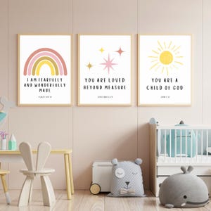 Peut inclure: Trois impressions encadrées avec des citations inspirantes et des illustrations colorées. La première impression présente un arc-en-ciel avec la citation "Je suis fait d'une manière redoutable et merveilleuse." La deuxième impression présente une étoile rose avec la citation "Tu es aimé au-delà de toute mesure." La troisième impression présente un soleil jaune avec la citation "Tu es un enfant de Dieu."