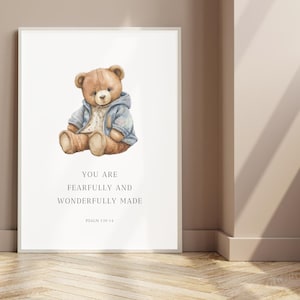 Peut inclure: Une illustration aquarelle d'un ours en peluche brun portant une veste bleue. Le texte "You are fearfully and wonderfully made" est sous l'ours, avec le verset "Psalm 139:14" en dessous.