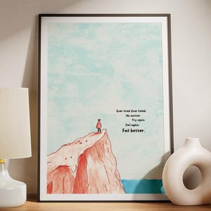 Op de afbeelding: Een ingelijste kunstdruk met een motiverende quote en een aquarel illustratie van een persoon op een klif. De tekst luidt: "Ever tried. Ever failed. No matter. Try again. Fail again. Fail better."