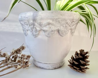Vintage Distressed Cast Stone Planter - Weißer Scalloped Rim Blumentopf, Provence-Stil für den Innenbereich