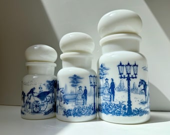 Set di tre flaconi da farmacia vintage in vetro bianco lattimo belga con decorazione blu in stile vittoriano - Barattoli da esposizione, set da 3