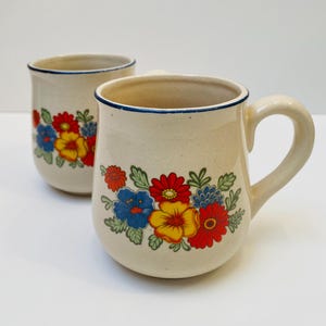 Paire de tasses à thé ou à café botanique vintage des années 1970, poterie rétro rare, flower power, avec marguerite gerbera rouge vif, jaune, bleu et vert
