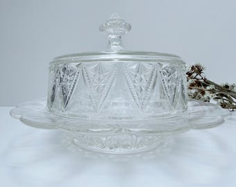 Manteigueira ou queijeira vintage redonda de vidro com tampa abaulada e base canelada.