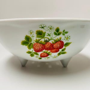 Vintage bessenwaskom van LIMOGES FRANCE | Fantastisch vergiet met aardbeienmotief, verhoogd met drie voetstukken | Zeef voor zeldzame vruchten